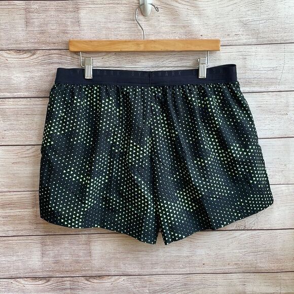 GYMSHARK SHORTS IN BLACK AND GREEN - Picture 4 of 4